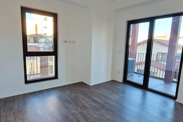 Ambient biznesi me qera 3+1 ne Tirane - 1,070 Euro