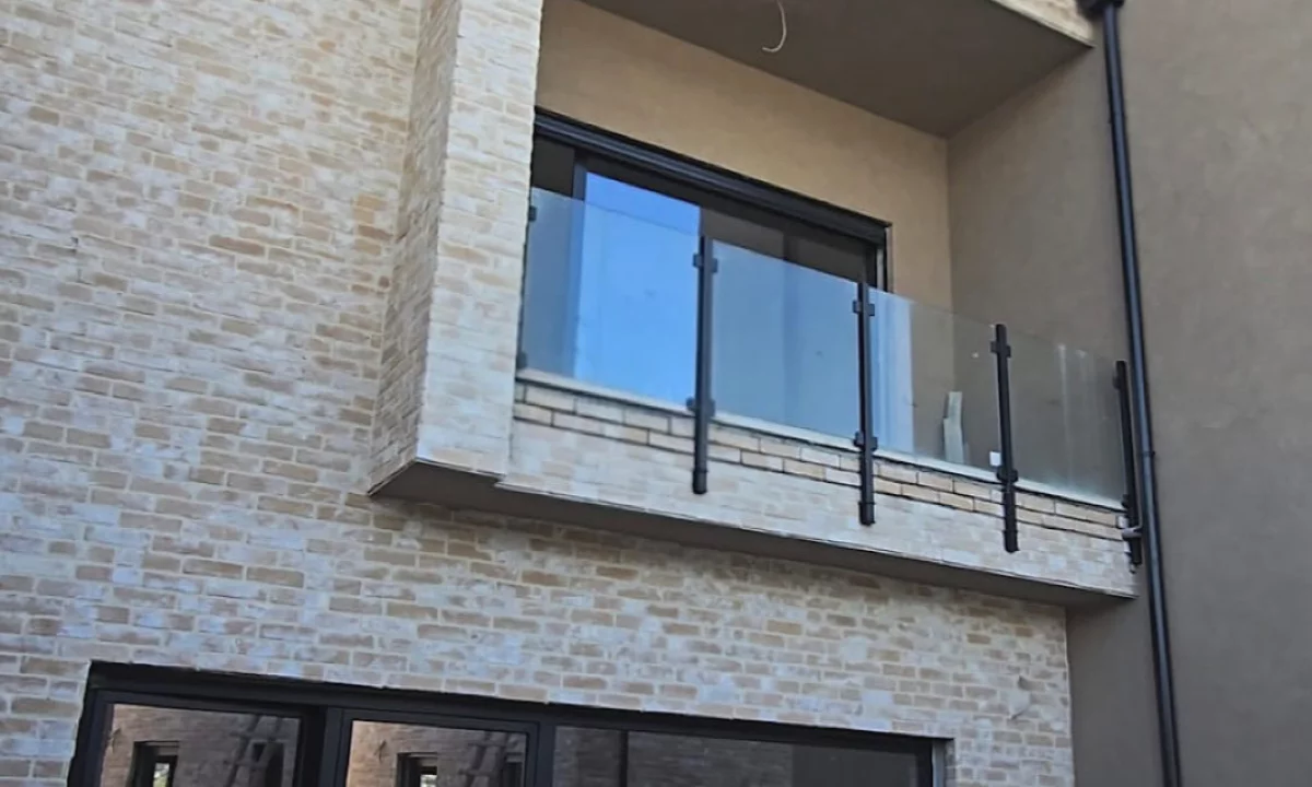Shtepi ne shitje Vila Luksoze ne Tirane, 3+1, Mobilimi Bosh, pa mobiluar, Pagesa 390,000  Euro.