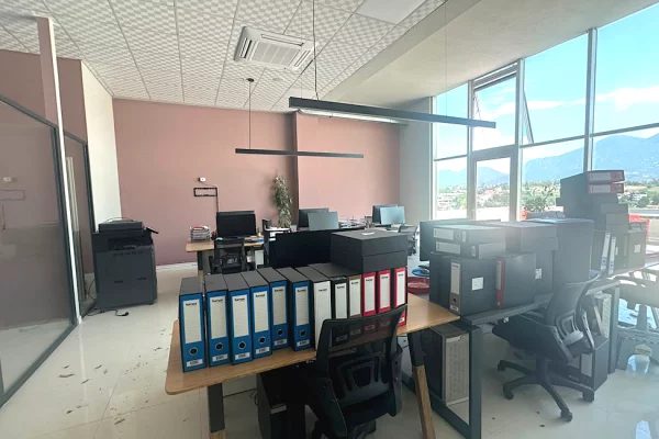 Ambient biznesi me qera 3+1 ne Tirane - 2,000 Euro