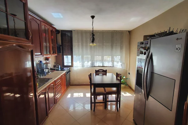 Shtepi ne shitje Apartament ne Tirane, 3+1, Mobilimi E mobiluar, Pagesa 225,000  Euro.