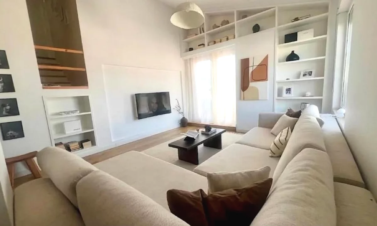 Shtepi me qera Penthose(kati i fundit panoramik) ne Tirane, 2+1, Mobilimi E mobiluar, Pagesa 1,200  Euro.