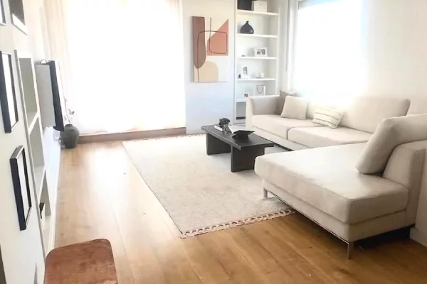 Shtepi me qera Penthose(kati i fundit panoramik) ne Tirane, 2+1, Mobilimi E mobiluar, Pagesa 1,200  Euro.