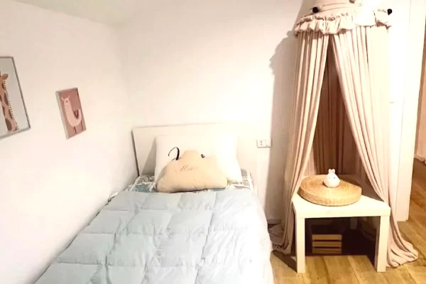 Shtepi me qera Penthose(kati i fundit panoramik) ne Tirane, 2+1, Mobilimi E mobiluar, Pagesa 1,200  Euro.