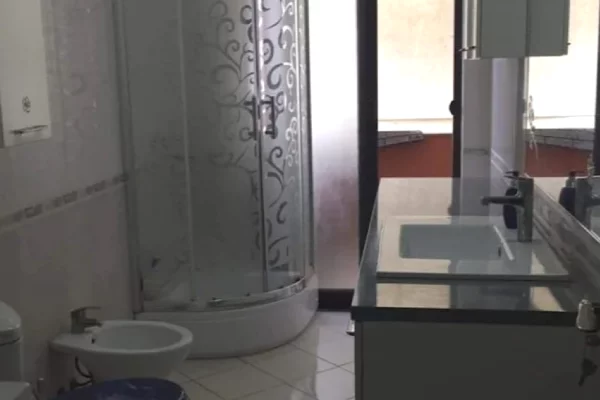 Shtepi me qera Apartament ne Tirane, 2+1, Mobilimi E mobiluar, Pagesa 550  Euro.