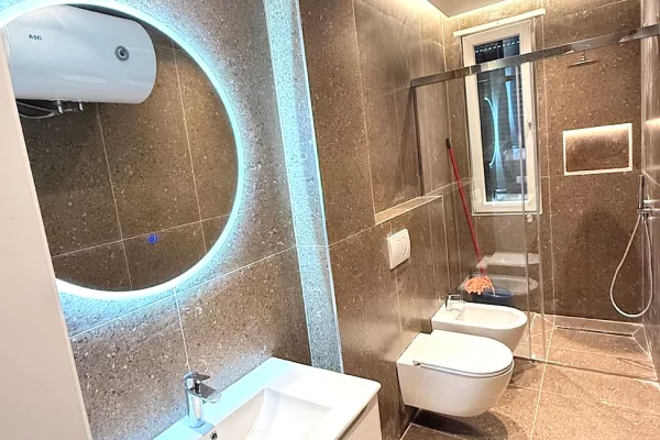 Shtepi ne shitje Apartament ne Tirane, 2+1, Mobilimi E mobiluar, Pagesa 195,000  Euro.