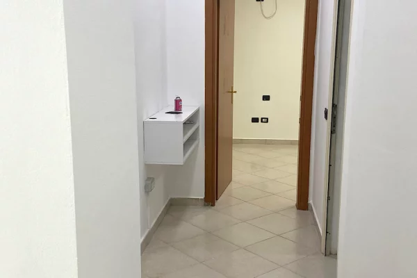 Shtepi me qera Apartament ne Tirane, 1+1, Mobilimi Bosh, pa mobiluar, Pagesa 700  Euro.