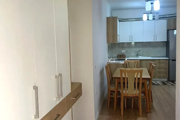 Shtepi me qera Apartament ne Tirane, 3+1, Mobilimi E mobiluar, Pagesa 600  Euro.