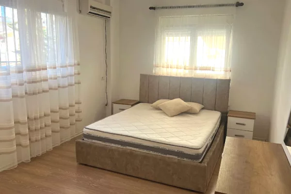 Shtepi me qera Apartament ne Tirane, 3+1, Mobilimi E mobiluar, Pagesa 600  Euro.