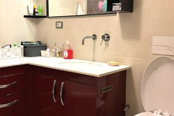 Shtepi me qera Apartament ne Tirane, 3+1, Mobilimi E mobiluar, Pagesa 1,000  Euro.