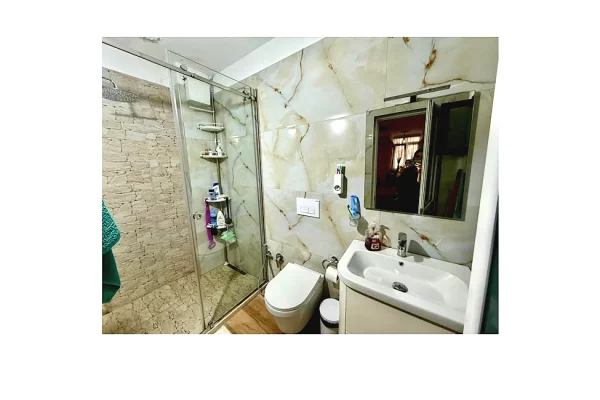 Shtepi me qera Apartament ne Tirane, 2+1, Mobilimi E mobiluar, Pagesa 1,000  Euro.