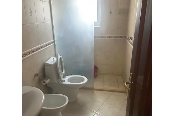 Shtepi me qera Apartament ne Tirane, 3+1, Mobilimi Pjeserisht e mobiluar, Pagesa 1,000  Euro.
