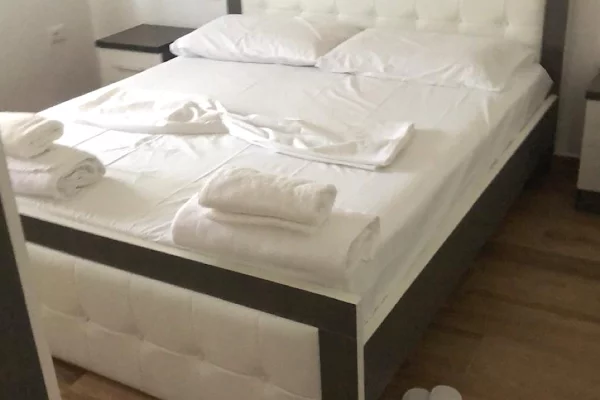 Shtepi me qera Apartament ne Tirane, 2+1, Mobilimi E mobiluar, Pagesa 60,000  Leke.