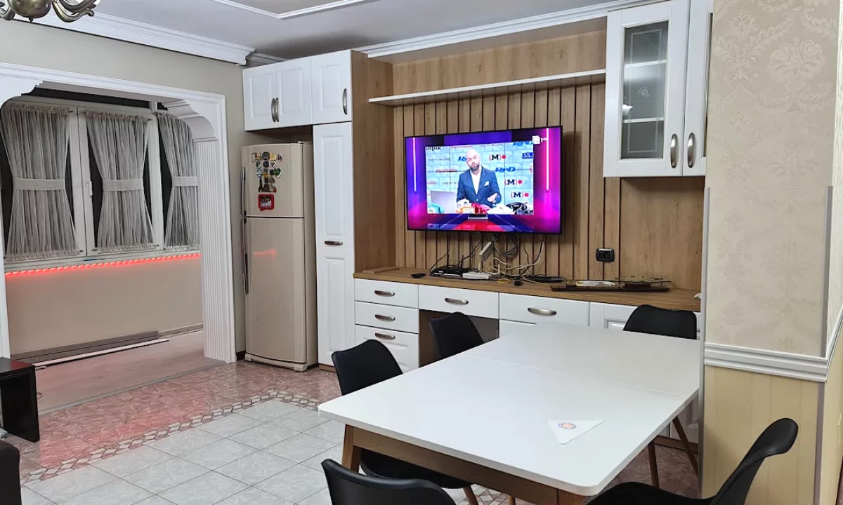 Shtepi me qera Apartament ne Tirane, 3+1, Mobilimi E mobiluar, Pagesa 75,000  Leke.