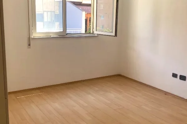 Shtepi me qera Apartament ne Tirane, 2+1, Mobilimi Pjeserisht e mobiluar, Pagesa 600  Euro.