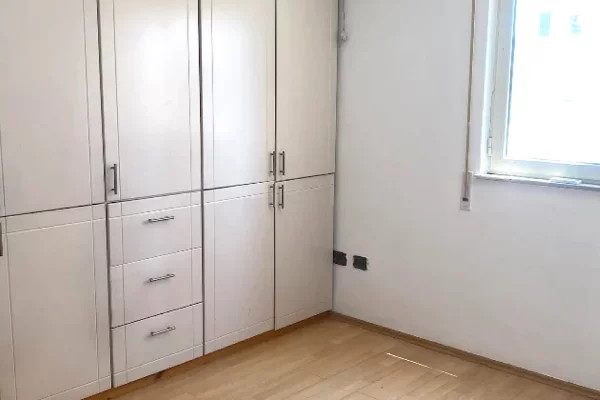 Shtepi me qera Apartament ne Tirane, 2+1, Mobilimi Pjeserisht e mobiluar, Pagesa 600  Euro.