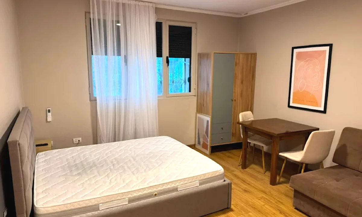 Shtepi me qera Apartament ne Tirane, Garsoniere, Mobilimi E mobiluar, Pagesa 40,000  Leke.