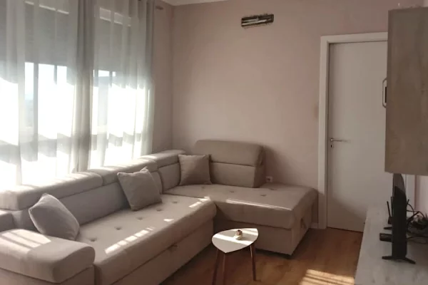 Shtepi me qera Apartament ne Tirane, 1+1, Mobilimi E mobiluar, Pagesa 500  Euro.