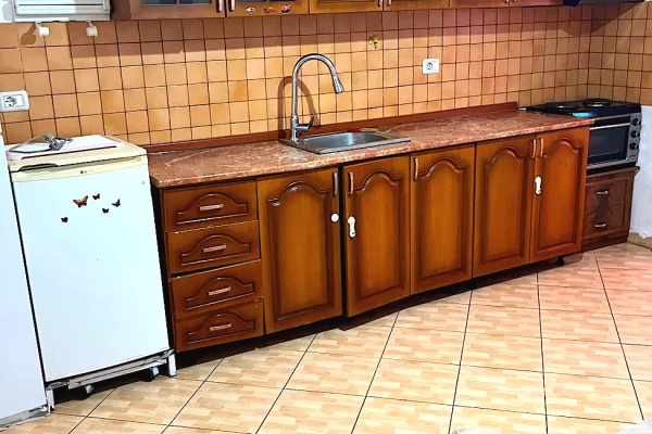 Shtepi me qera Apartament ne Tirane, 1+1, Mobilimi E mobiluar, Pagesa 40,000  Leke.
