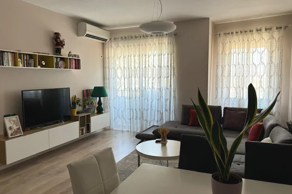 Shtepi me qera 1+1 ne Tirane - 48,000 Leke