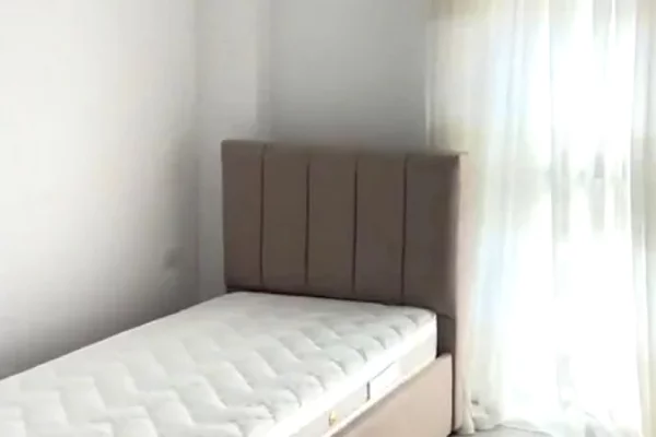 Shtepi me qera Apartament ne Tirane, 3+1, Mobilimi E mobiluar, Pagesa 500  Euro.