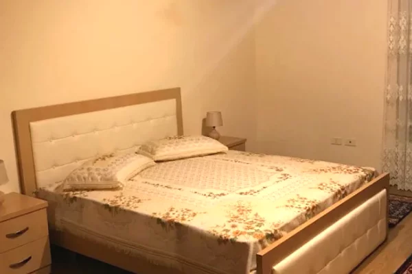 Shtepi me qera Shtepi Private ne Tirane, 3+1, Mobilimi E mobiluar, Pagesa 600  Euro.