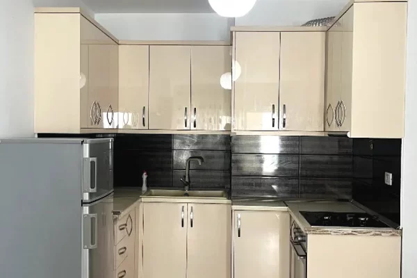 Shtepi me qera Apartament ne Tirane, 2+1, Mobilimi E mobiluar, Pagesa 55,000  Leke.