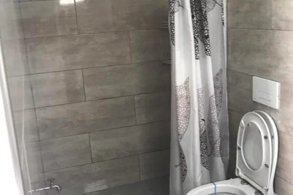 Shtepi me qera Shtepi Private ne Tirane, 1+1, Mobilimi E mobiluar, Pagesa 40,000  Leke.