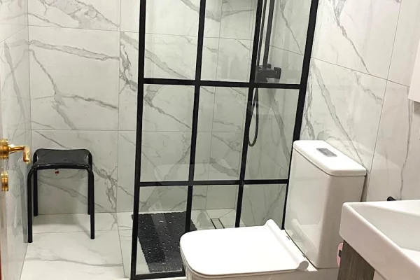 Shtepi me qera Apartament ne Tirane, 2+1, Mobilimi E mobiluar, Pagesa 80,000  Leke.