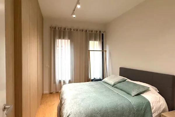 Shtepi me qera Apartament ne Tirane, 2+1, Mobilimi E mobiluar, Pagesa 1,300  Euro.