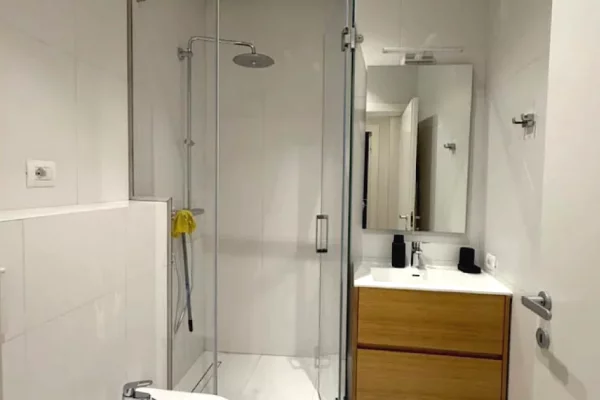 Shtepi me qera Apartament ne Tirane, 2+1, Mobilimi E mobiluar, Pagesa 1,300  Euro.