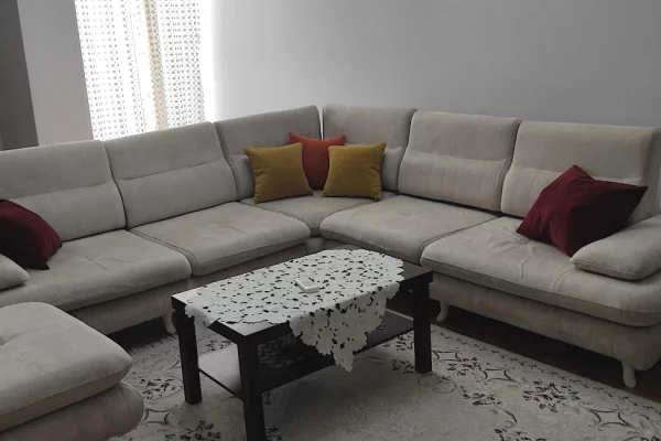Yzberisht prane Kmy,4 Deshmoret , jepet me qera apartament 1+1 , tualete, e mobiluar ,pallat i ri me