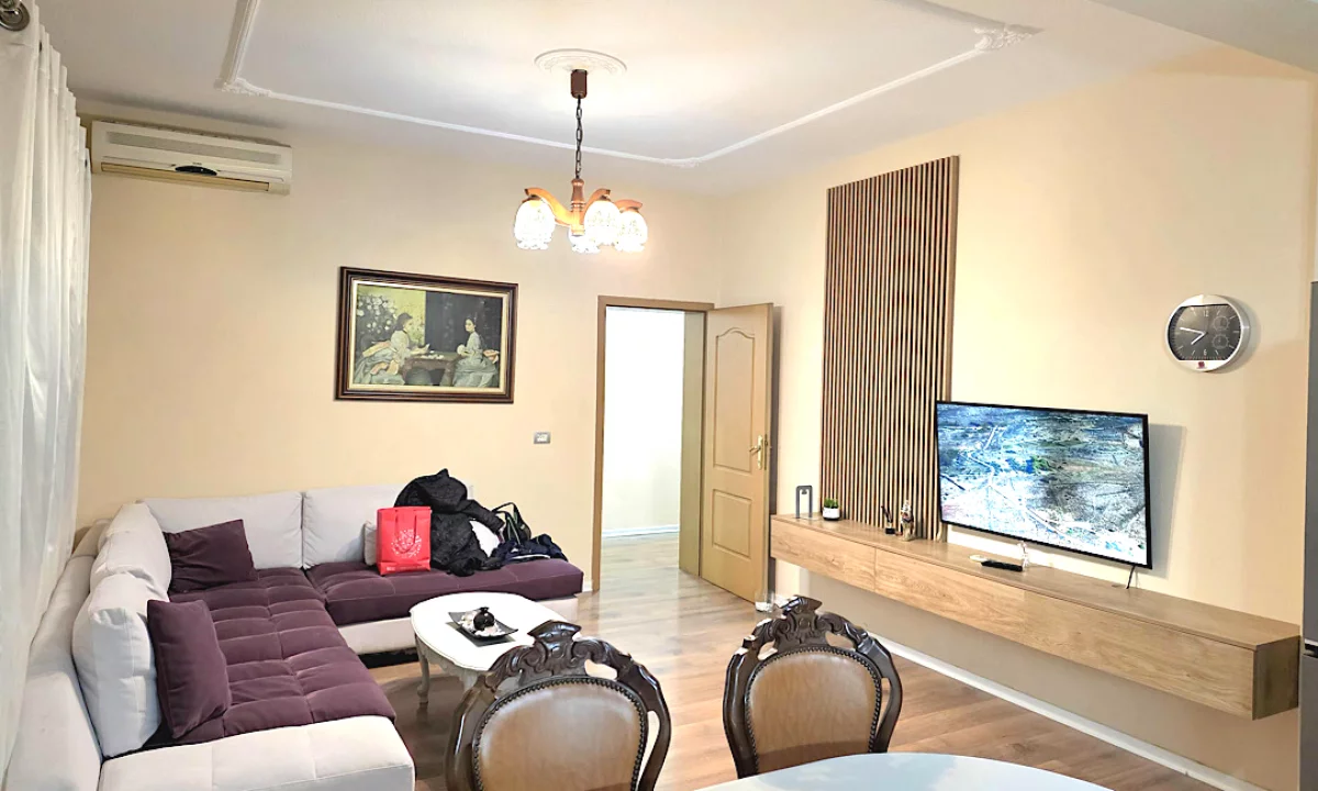 Shtepi me qera Shtepi Private ne Tirane, 3+1, Mobilimi E mobiluar, Pagesa 800  Euro.