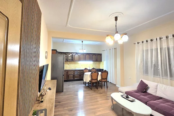 Shtepi me qera Shtepi Private ne Tirane, 3+1, Mobilimi E mobiluar, Pagesa 800  Euro.