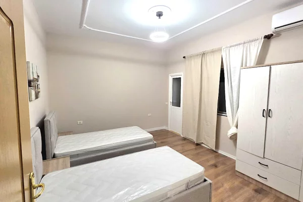 Shtepi me qera Shtepi Private ne Tirane, 3+1, Mobilimi E mobiluar, Pagesa 800  Euro.