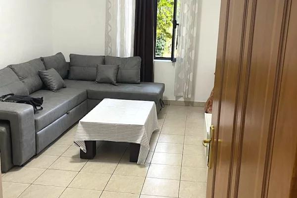 Shtepi me qera Apartament ne Tirane, 2+1, Mobilimi E mobiluar, Pagesa 800  Euro.