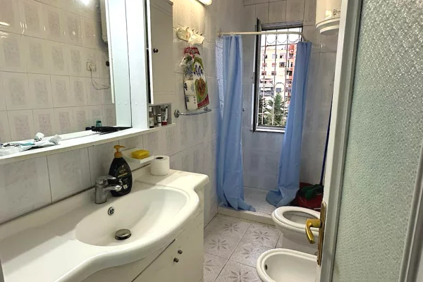 Shtepi me qera Apartament ne Tirane, 2+1, Mobilimi E mobiluar, Pagesa 55,000  Leke.