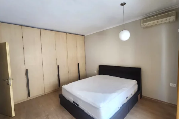 Shtepi me qera Apartament ne Tirane, 2+1, Mobilimi E mobiluar, Pagesa 80,000  Leke.