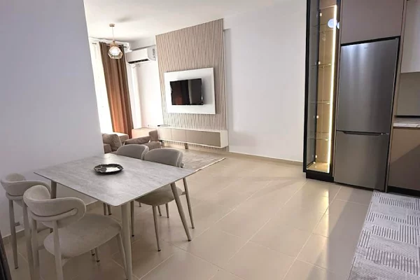 Shtepi me qera 2+1 ne Tirane - 75,000 Leke