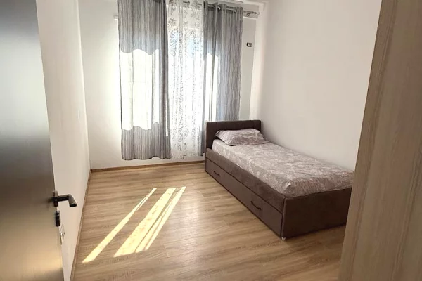Shtepi me qera Apartament ne Tirane, 2+1, Mobilimi E mobiluar, Pagesa 75,000  Leke.