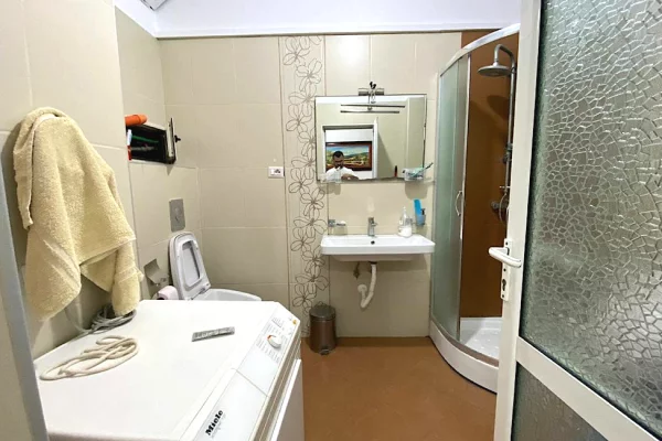 Shtepi me qera Apartament ne Tirane, 2+1, Mobilimi E mobiluar, Pagesa 55,000  Leke.
