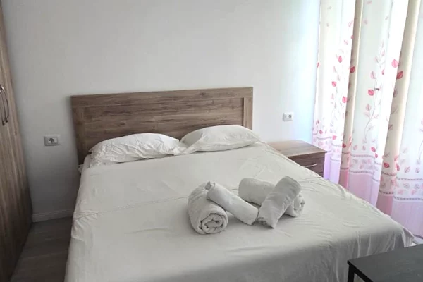 Shtepi me qera Apartament ne Tirane, 1+1, Mobilimi E mobiluar, Pagesa 55,000  Leke.