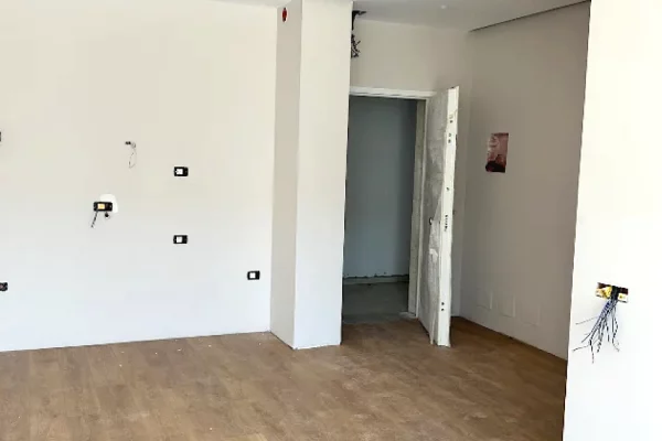 Ambient biznesi me qera 3+1 ne Tirane - 1,900 Euro