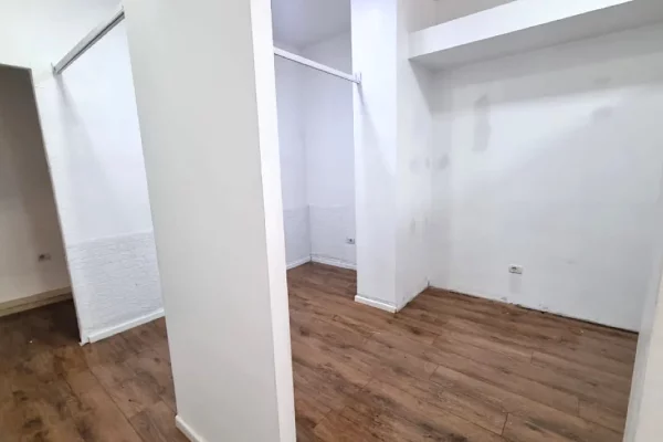 Ambient biznesi me qera 3+1 ne Tirane - 60,000 Leke