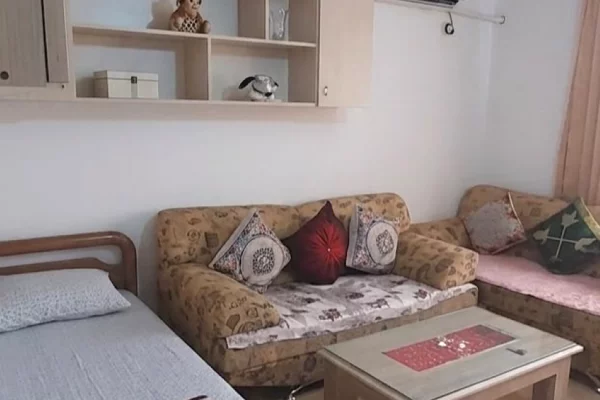 Shtepi me qera Apartament ne Tirane, 1+1, Mobilimi E mobiluar, Pagesa 55,000  Leke.
