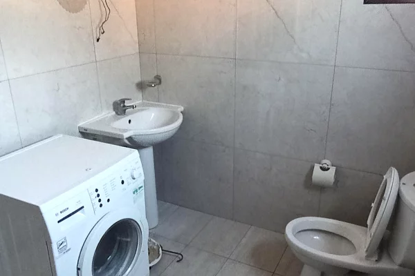 Shtepi me qera Shtepi Private ne Tirane, 1+1, Mobilimi E mobiluar, Pagesa 40,000  Leke.