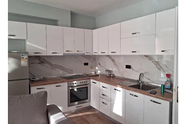 Shtepi me qera Apartament ne Tirane, 1+1, Mobilimi E mobiluar, Pagesa 60,000  Leke.