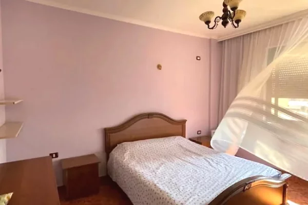 Shtepi me qera Apartament ne Tirane, 2+1, Mobilimi E mobiluar, Pagesa 570  Euro.