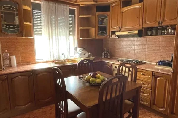 Shtepi me qera Apartament ne Tirane, 2+1, Mobilimi E mobiluar, Pagesa 570  Euro.