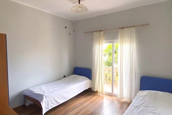 Shtepi me qera Shtepi Private ne Tirane, 2+1, Mobilimi E mobiluar, Pagesa 65,000  Leke.