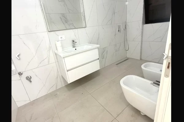 Shtepi me qera Apartament ne Tirane, 3+1, Mobilimi Bosh, pa mobiluar, Pagesa 80,000  Leke.